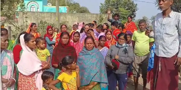 पेयजल की मांग पर ग्रामीणों ने किया प्रदर्शन, पानी नहीं तो वोट नहीं की दी चेतावनी