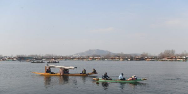 कश्मीर में बारिश, बर्फबारी की संभावना; रात का तापमान सामान्य से ऊपर