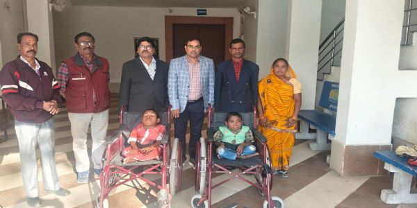 कोरबा : कलेक्टर जनदर्शन में करण और मीना को मिला व्हीलचेयर