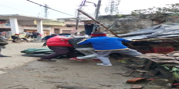 नगर पंचायत ने सब्जी की दुकान हटाकर सरकारी जमीन को अतिक्रमण से मुक्त कराया