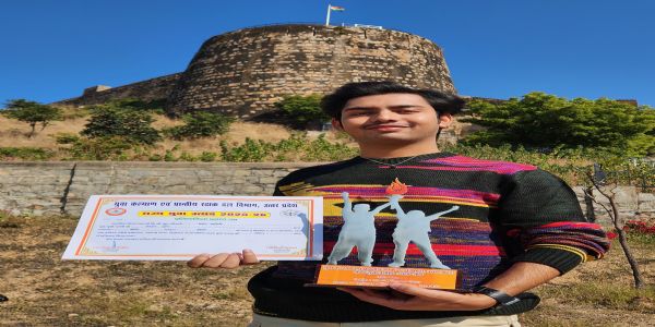 ललित कला संस्थान के छात्र सबत खालदी ने बढ़ाया झांसी का गौरव