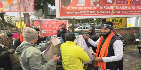 विश्व हिंदू परिषद बजरंग दल ने जरूरतमंदों के बीच बांटे गर्म कपड़े