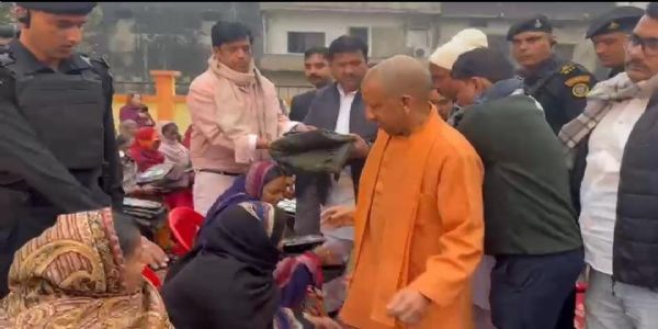 प्रचंड ठंड में भी जारी रहा सीएम योगी का जनसेवा अनुष्ठान
