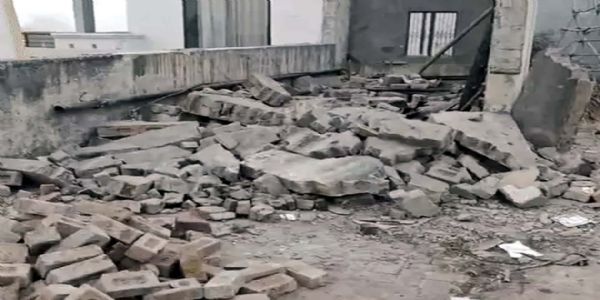 हिसार में फैक्ट्री की दीवार तोड़ते समय हादसा, दूसरी दीवार गिरने से दो मजदूर दबे