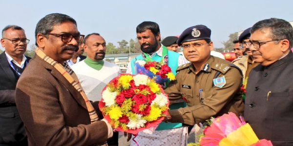 बोकारो एयरपोर्ट पर मुख्यमंत्री हेमन्त सोरेन का भव्य स्वागत