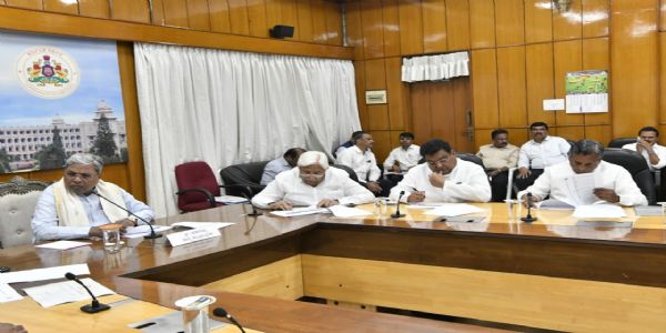 मुख्यमंत्री ने अवसंरचना और रेलवे परियोजनाओं की प्रगति की समीक्षा की