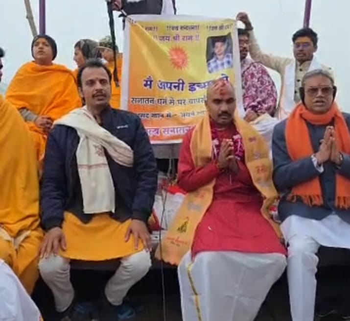 मध्य प्रदेश के असद खान नाव पर बैठे हुए मध्य प्रदेश के असद खान नाव पर बैठे हुए