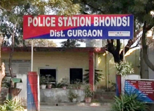 भोंडसी थाना क्षेत्र के शनि एन्क्लेव में मंगलवार की शाम को छठी कक्षा की एक छात्रा ने फांसी लगाकर जान दे दी। जिस समय छात्रा ने यह कदम उठाया, उस सम