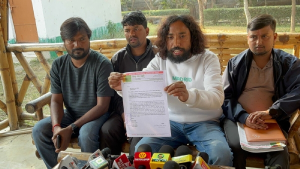 प्रेस वार्ता में देवेन्‍द्रनाथ महतो सहित अन्‍य