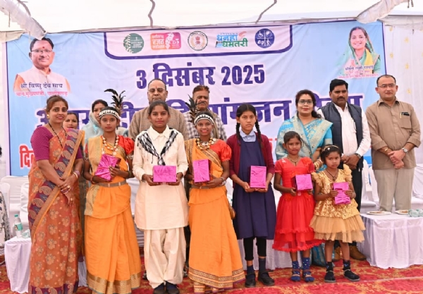 दिव्यांगजनों के साथ खड़े हुए कुरुद विधायक अजय चंद्राकर व अन्य।