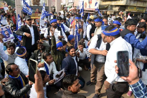 लालबाग  पर पुतला छिन जाने के बाद प्रदर्शन करते भीम आर्मी के कार्यकर्ता