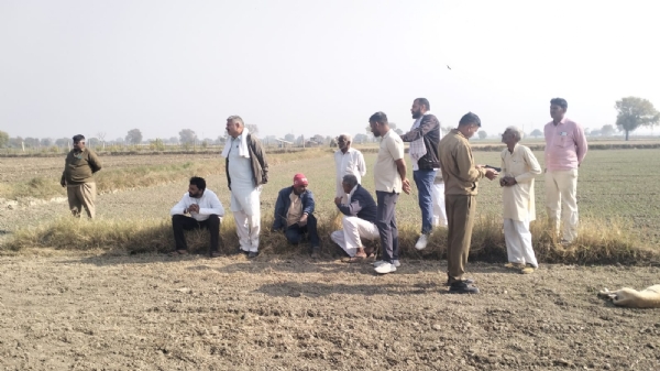 मौके पर पहुंचकर जांच करते हुए पुलिस।