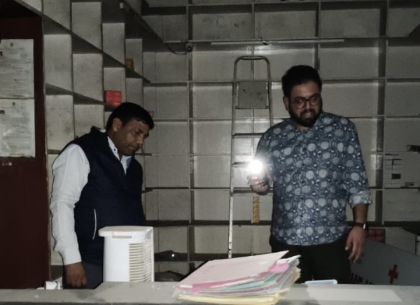 औषधि निरीक्षक राजेश कुमार बरेली में अवैध दवा बिक्री की जांच करते हुए।