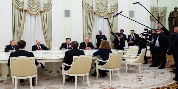 रूस के राष्ट्रपति व्लादिमीर पुतिन और अमेरिकी प्रतिनिधिमंडल बैठक में। फोटो इंटरनेट मीडिया रूस के राष्ट्रपति व्लादिमीर पुतिन और अमेरिकी प्रतिनिधिमंडल बैठक में। फोटो इंटरनेट मीडिया