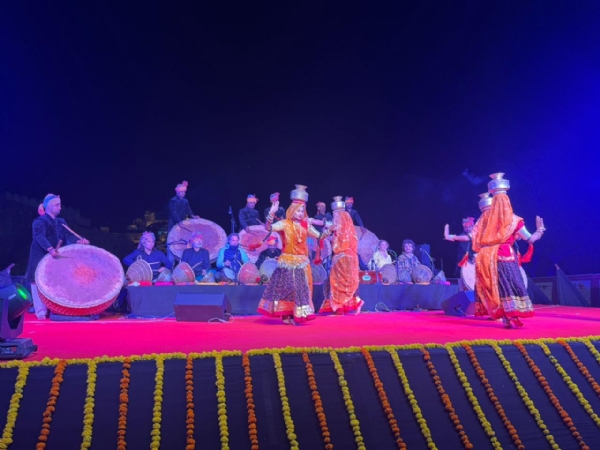 कुंभलगढ़ महोत्सब में प्रस्तुति देते कलाकार ।