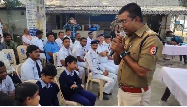 दिव्यांग को संबोधित करते सिलीगुड़ी ट्रैफिक पुलिस के डीसीपी दिव्यांग को संबोधित करते सिलीगुड़ी ट्रैफिक पुलिस के डीसीपी