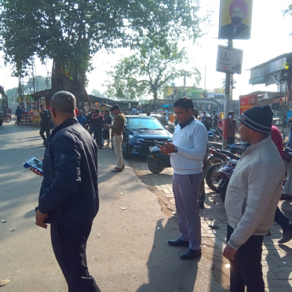 वाहन जांच के दौरान जिला प्रशासन की टीम वाहन जांच के दौरान जिला प्रशासन की टीम