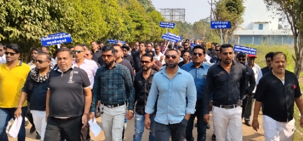 रजिस्ट्री दर में बढ़ोतरी के विरोध में प्रदर्शन करते हुए जमीन कारोबारी संघर्ष समिति के पदाधिकारी एवं सदस्य। रजिस्ट्री दर में बढ़ोतरी के विरोध में प्रदर्शन करते हुए जमीन कारोबारी संघर्ष समिति के पदाधिकारी एवं सदस्य।