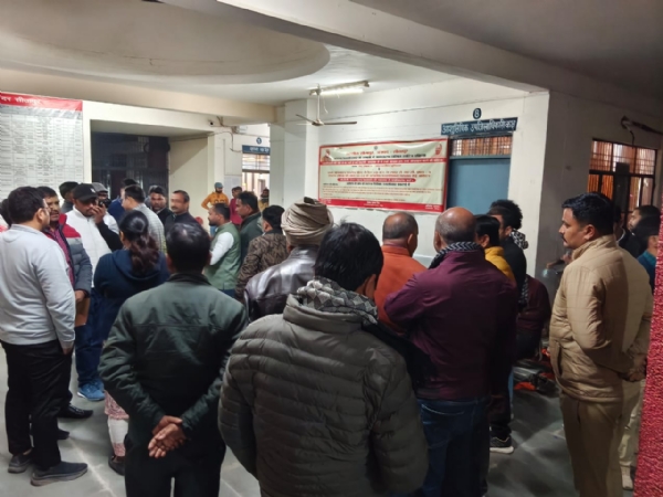 एसडीएम सदर कार्यालय के बाहर लगा जमावड़ा एसडीएम सदर कार्यालय के बाहर लगा जमावड़ा