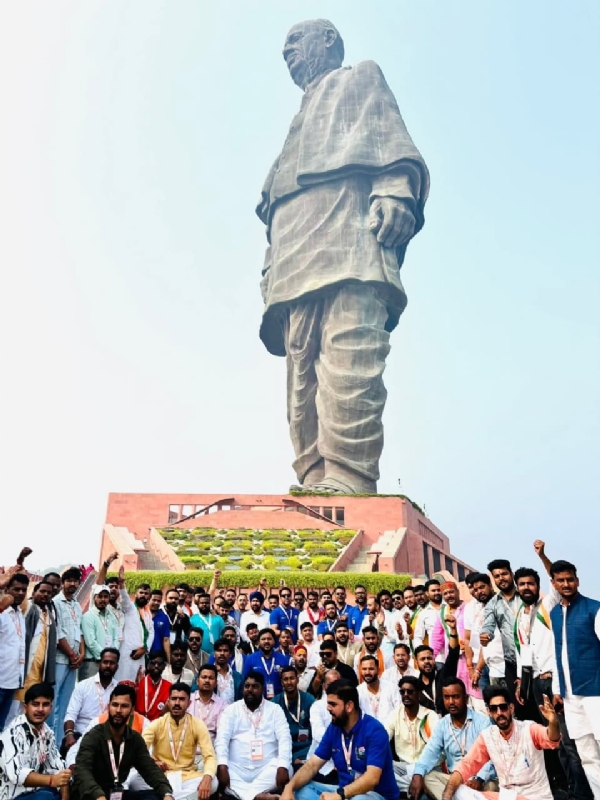 स्टैचू ऑफ यूनिटी के नीचे मौजूद कमेटी स्टैचू ऑफ यूनिटी के नीचे मौजूद कमेटी