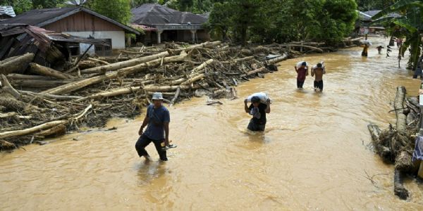 उत्तरी सुमात्रा के सेंट्रल तपनौली के तुक्का गांव में दो दिसंबर को अचानक  बाढ़ आ गई।  राष्ट्रीय आपदा प्रबंधन एजेंसी ने कहा कि इंडोनेशिया के सुमात्रा द्वीप पर आई बाढ़ और भूस्खलन से मरने वालों की संख्या बढ़कर 712 हो गई है। फोटो - इंटरनेट मीडिया