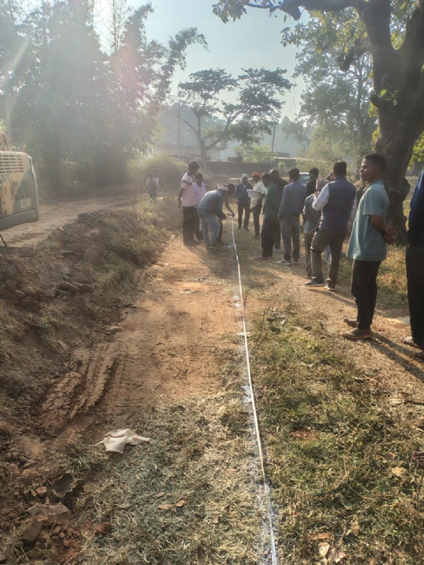 नापी करते कर्मचारी नापी करते कर्मचारी