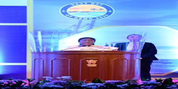 राष्ट्रपति द्रौपदी मुर्मु बुधवार को केरल के थिरुवनंतपुरम में नौसेना दिवस-2025 के मुख्य समारोह को संबोधित करते हुए