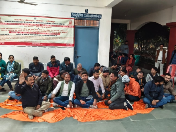 देर रात धरना देते लेखपाल देर रात धरना देते लेखपाल