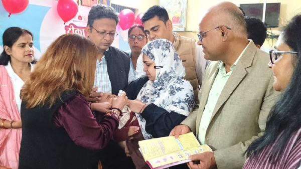 टीकाकरण के दौरान जिलाधिकारी जितेन्द्र प्रताप सिंह व अन्य का छायाचित्र