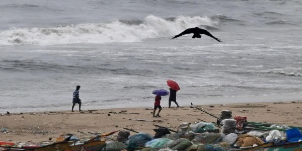 तमिलनाडु के तटीय इलाकों में चक्रवाती तूफान दित्वा की वजह से भारी बारिश हुई है। इससे आम जनजीवन बुरी तरह प्रभावित हुआ। फोटो - इंटरनेट मीडिया
