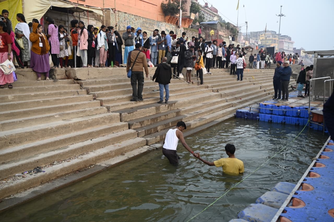गंगा स्नान करता तमिल दल