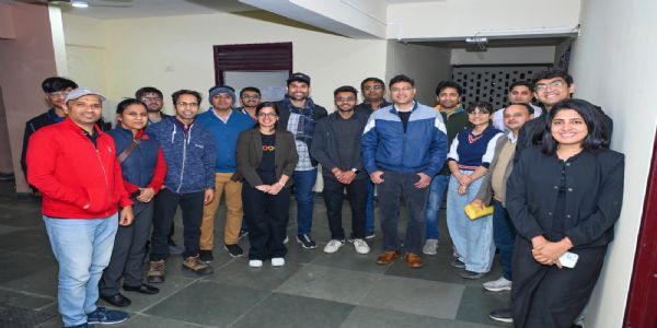 जॉब आफर पाने वाले छात्रों का छायाचित्र