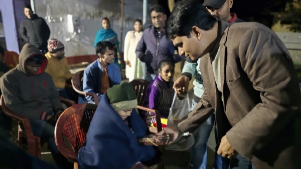 कंबल वितरण करते जिला प्रशासन की टीम कंबल वितरण करते जिला प्रशासन की टीम