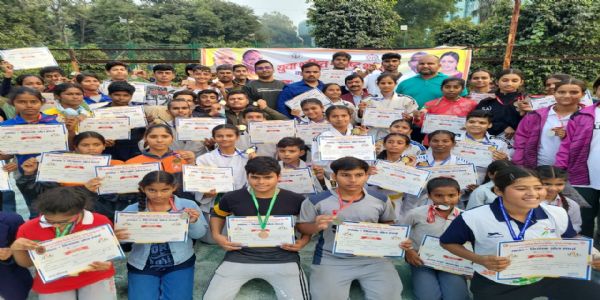 प्रमाण पत्र के साथ छात्रों का छायाचित्र