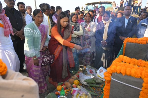 शिलान्‍यास करती शिल्‍पी नेहा तिर्की सहित ग्रामीणों की तस्‍वीर