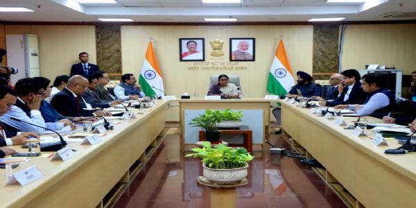 दिल्ली में प्रदूषण नियंत्रण काे लेकर मुख्यमंत्री की बैठक, फोटो