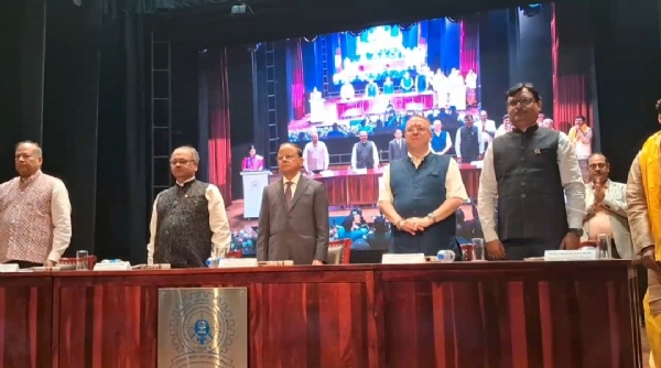 मंच पर मौजूद प्रधानमंत्री के प्रधान सचिव एवं अन्य अधिकारी गण मंच पर मौजूद प्रधानमंत्री के प्रधान सचिव एवं अन्य अधिकारी गण