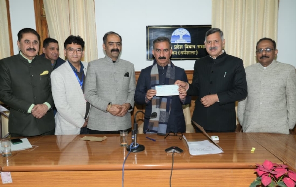 मुख्यमंत्री को चेक भेंट करते हुए मंत्री और अन्य।