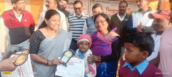 जनप्रतिनिधियों छात्र काे सम्मानित करते हुए जनप्रतिनिधियों छात्र काे सम्मानित करते हुए