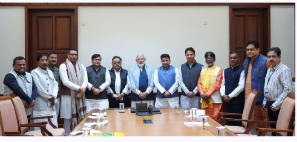 बंगाल भाजपा सांसदों के साथ प्रधानमंत्री मोदी बंगाल भाजपा सांसदों के साथ प्रधानमंत्री मोदी