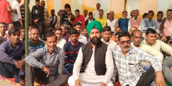 पेपर मिल पर अचानक ताला, श्रमिकों का हंगामा