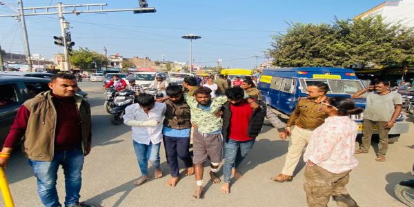 उज्जैनः पुलिस ने कुख्यात बदमाशों का निकाला जुलूस