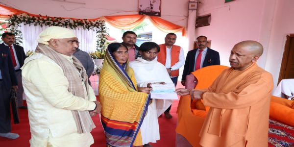 दलित मृतक के परिवार को सीएम योगी ने दिया आर्थिक संबल, भावविह्वल हुए परिजन