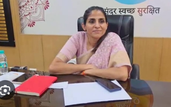 मेलाधिकारी श्रीमती सोनीका वर्त करती हुई मेलाधिकारी श्रीमती सोनीका वर्त करती हुई