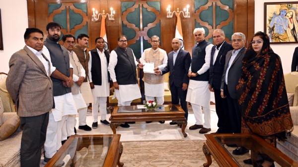 इनेलाे नेता अभय चाैटाला व अन्य नेता राज्यपाल असीम घाेष से मुलाकात करते हुए