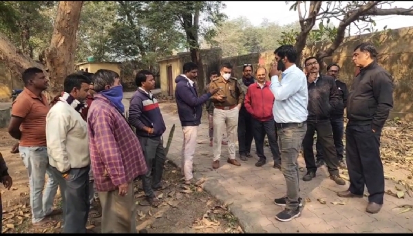 मौके पर पुलिस एवं बीसीसीएल अधिकारी गैस की जांच करते हुए मौके पर पुलिस एवं बीसीसीएल अधिकारी गैस की जांच करते हुए