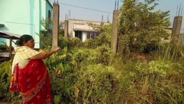 बेबस महिला का अनिर्मित घर बेबस महिला का अनिर्मित घर