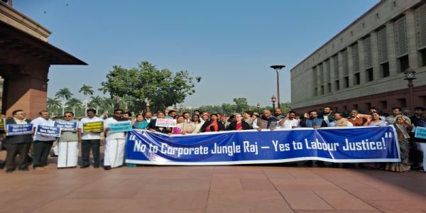 संसद भवन के मकर द्वार के पास प्रदर्शन करते इंडी गठबंधन के नेता