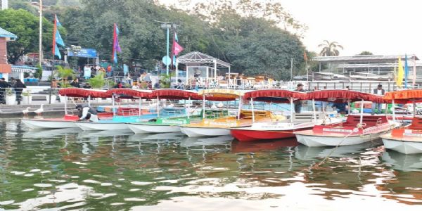 भोपाल की बड़ी झील में शिकारा नाव