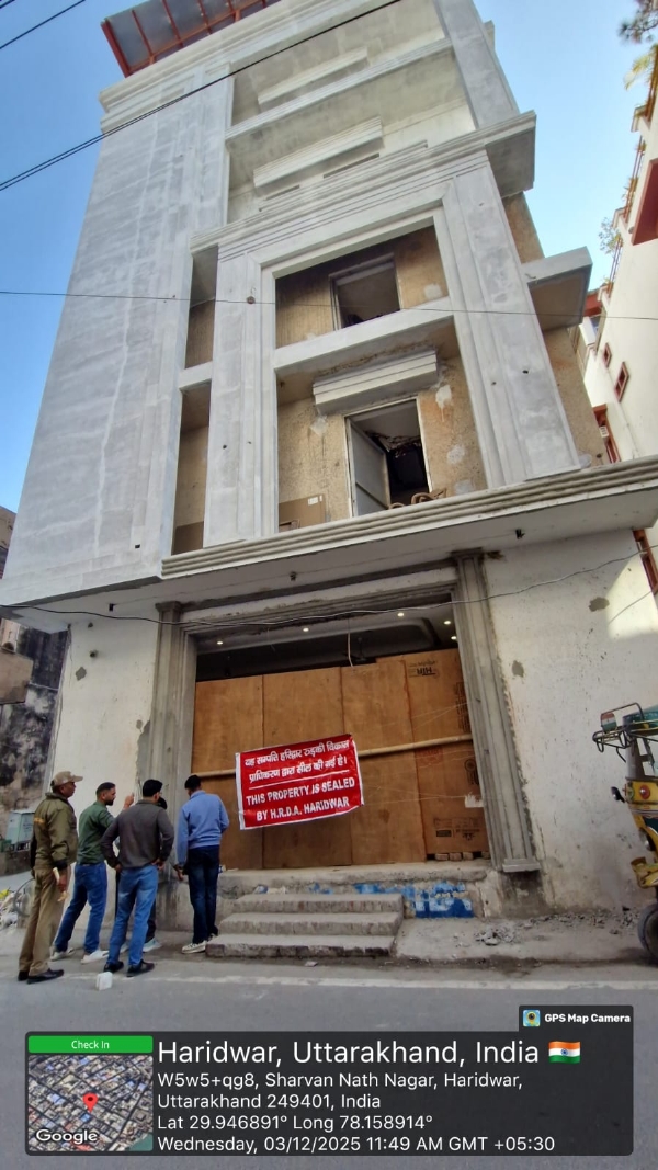 होटल सील करते हुए होटल सील करते हुए